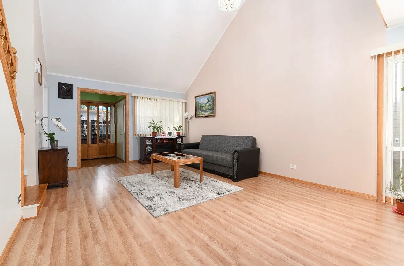 3 bed, 1600 sqft, $2,650 — Photo 3