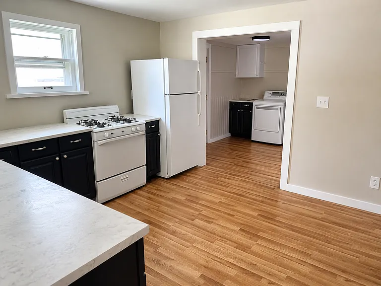 1496 Morris St — Photo 4