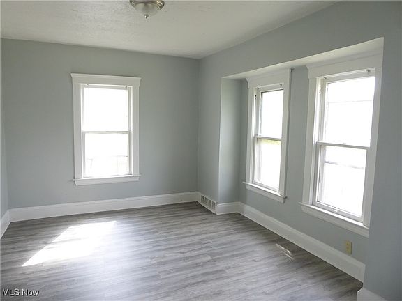 4th image of 2067 W 105th St