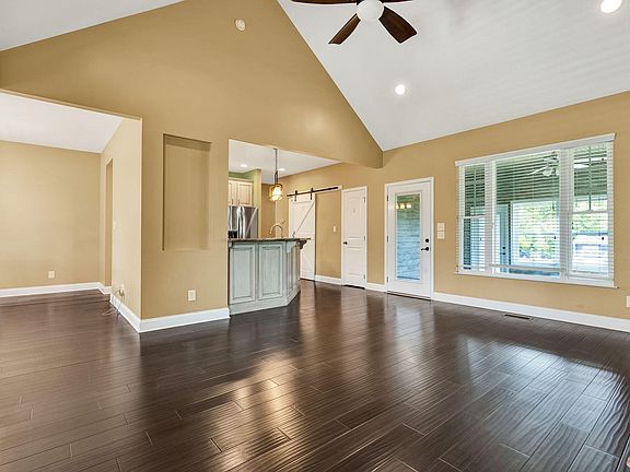 3rd image of 380 Brittany Ln