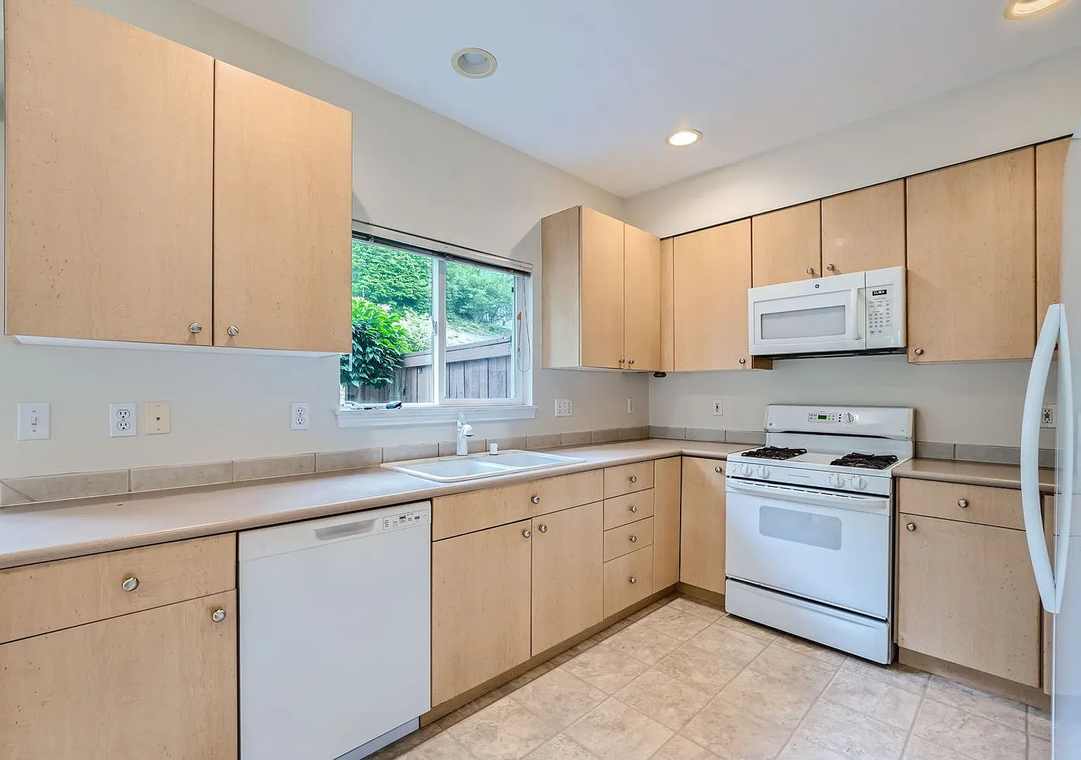 3bed/2.5 End Townhome Unit with Attached Garage in Renton! — Photo 2