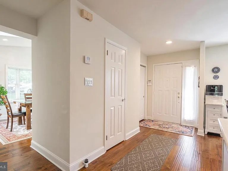 2074 Yorktown S — Photo 15