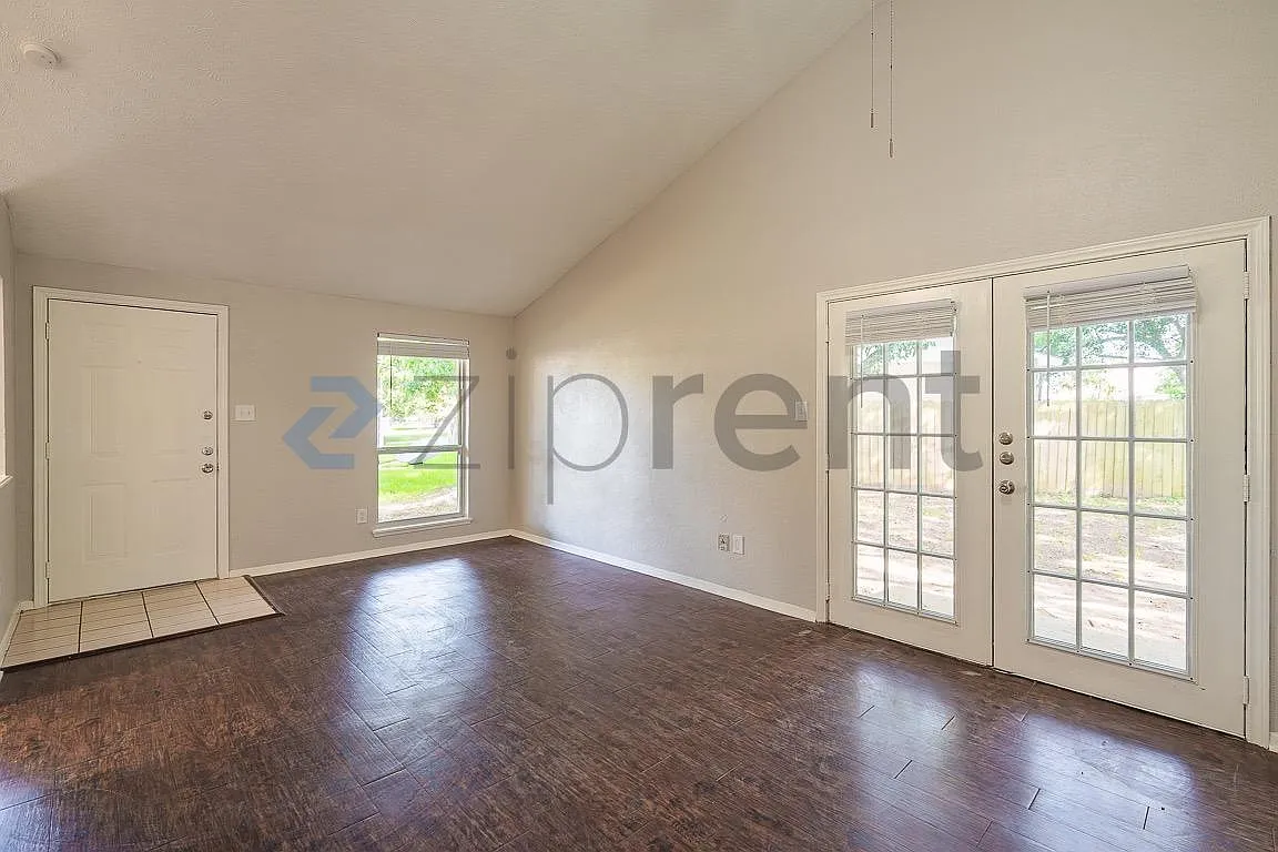 3 bed, 1050 sqft, $1,395 — Photo 1