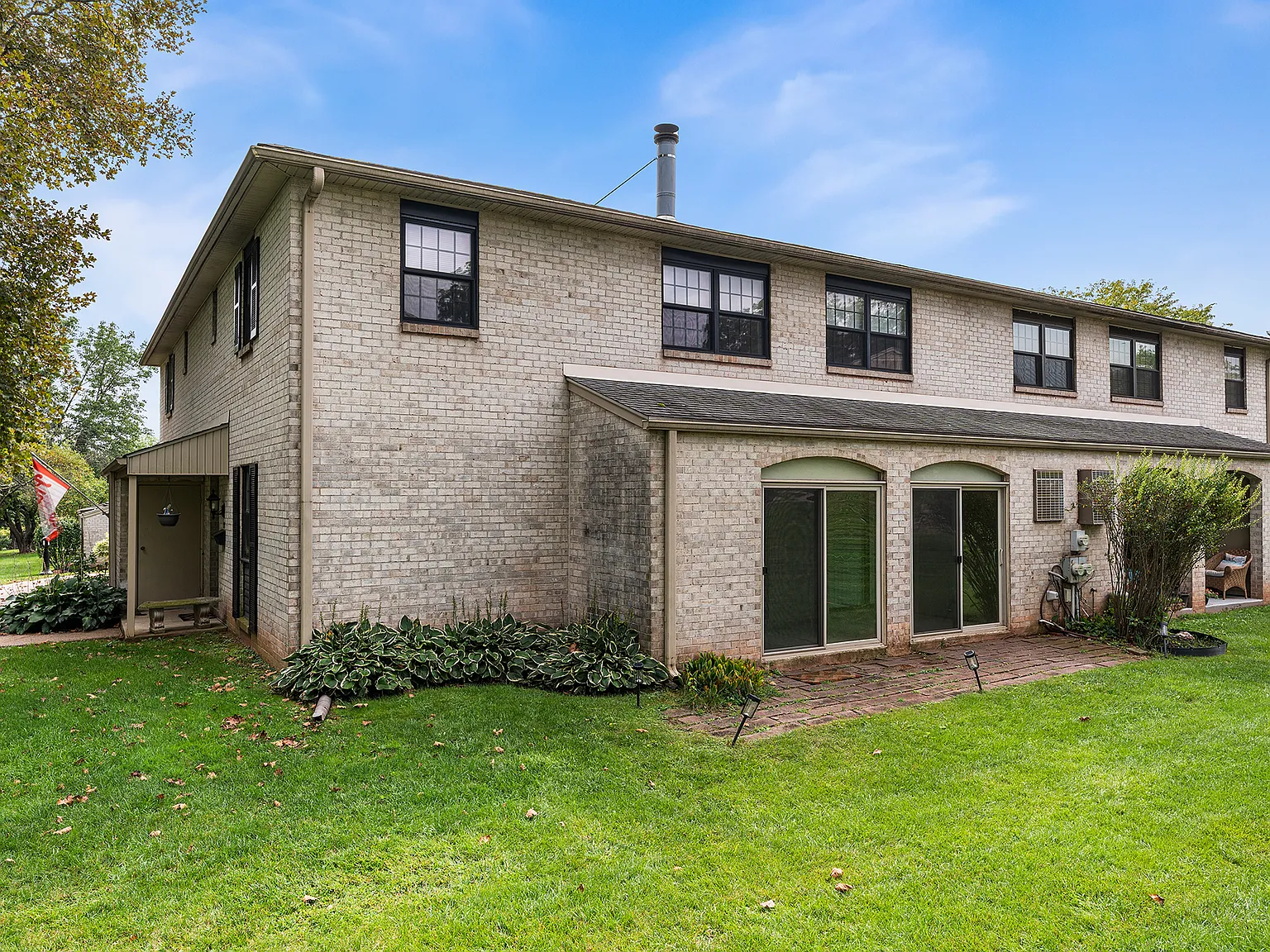 3 bed, 2.5 bath, 1820 sqft, $2,500 — Photo 3