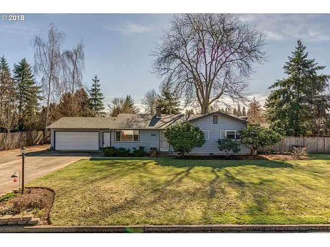 860 NE Queens Ln photo 1