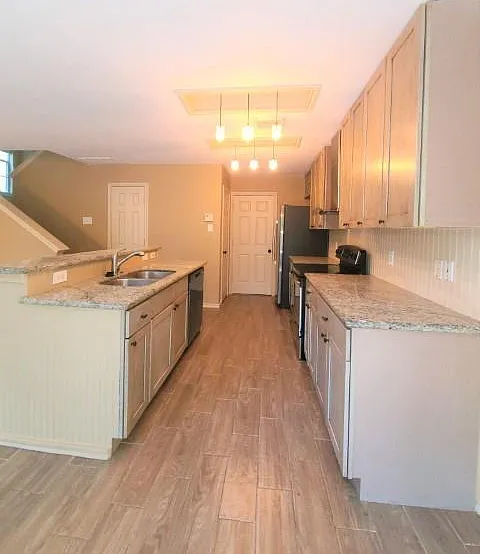 138 S Walden Elms Cir — Photo 3
