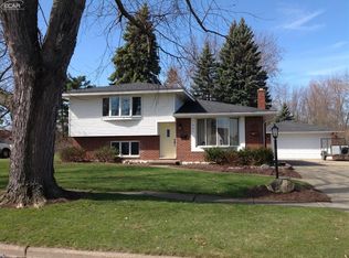 607 Forest Dr, Fenton, MI 48430