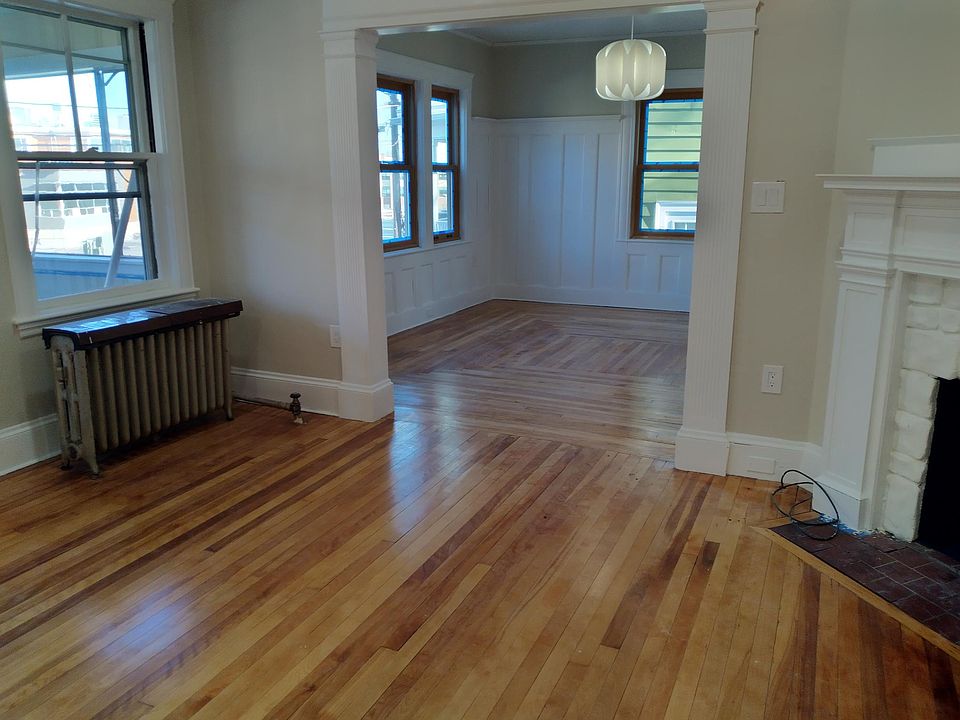 Entryway to living room/dining room