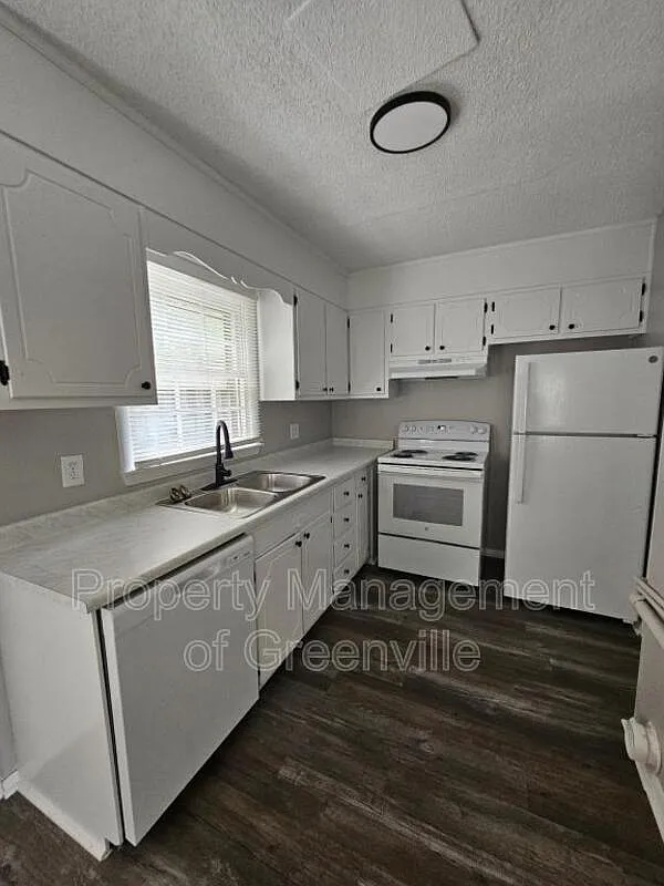 2 bed, 1.5 bath, 1040 sqft, $995 — Photo 3