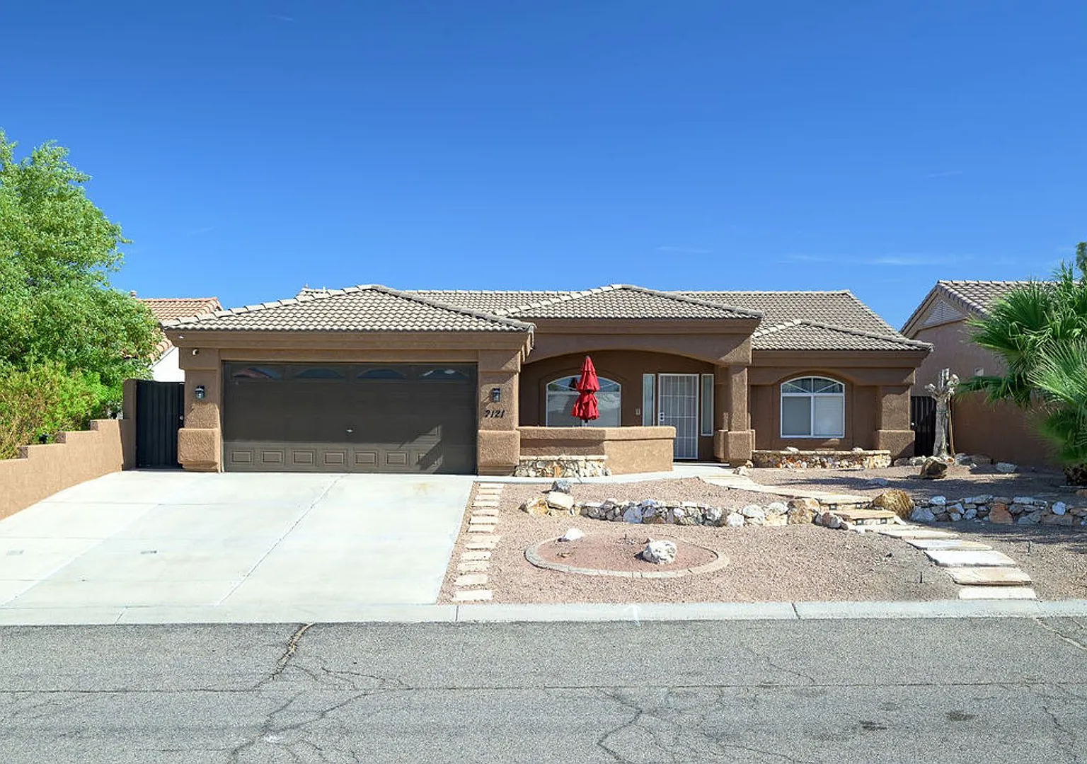 Beautiful Desert Lakes Home with Amazing Golf Course Views! — Photo 2