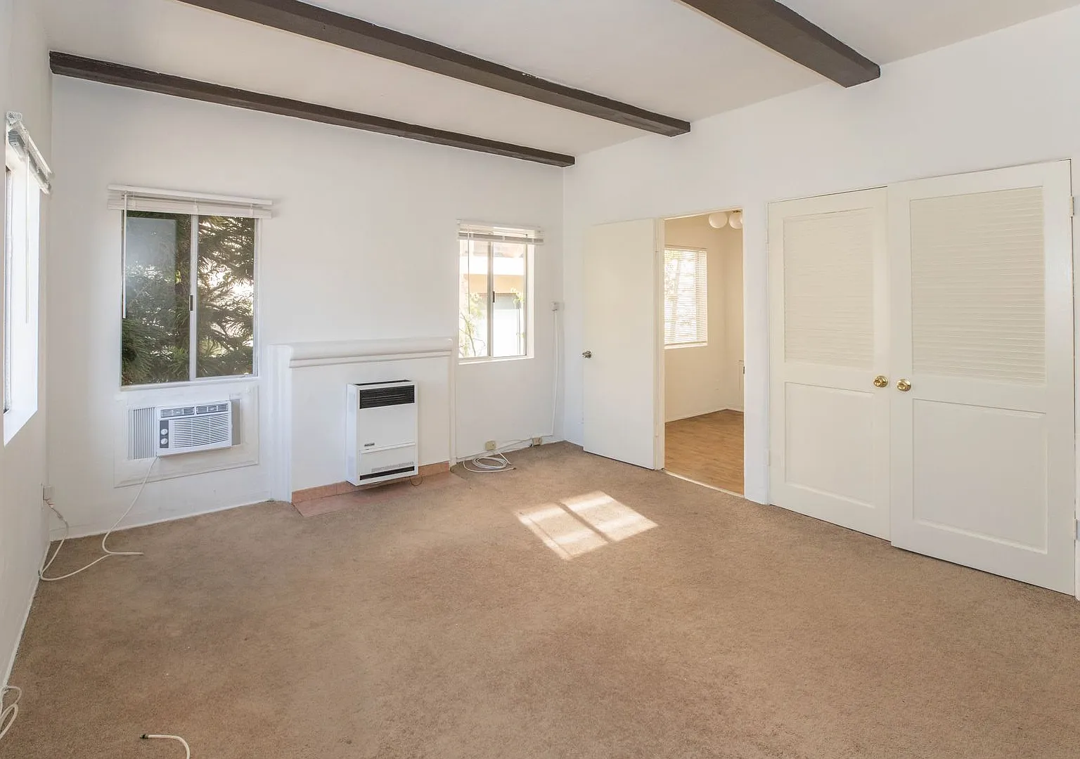 Charming 1+1 Desirable Beverly Hills Neighborhood — Photo 2