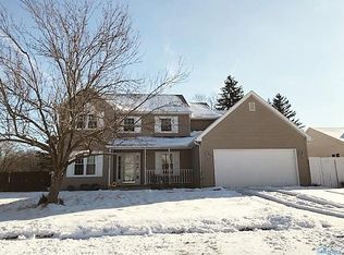 4034 Meadow Green Dr, Sylvania, OH 43560