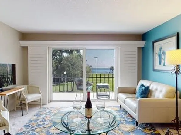 1120 N Shore Dr NE Unit 202, Saint Petersburg, FL 33701