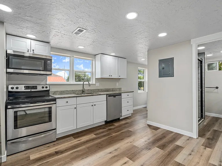 697 N 200 W — Photo 11