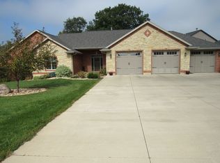 16869 Navarre Ct, Peosta, IA 52068