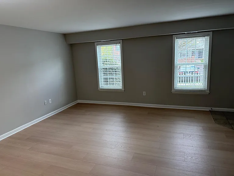 1203 Crosshill Ct — Photo 2