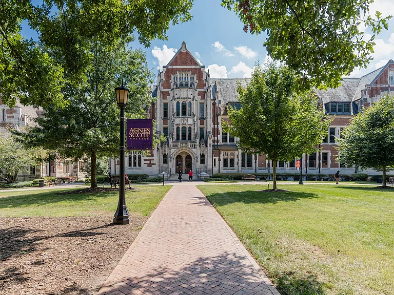 With a prime position on the corner of Clairemont Avenue and Commerce Drive, you will relish living in a community in the heart of Downtown Decatur.