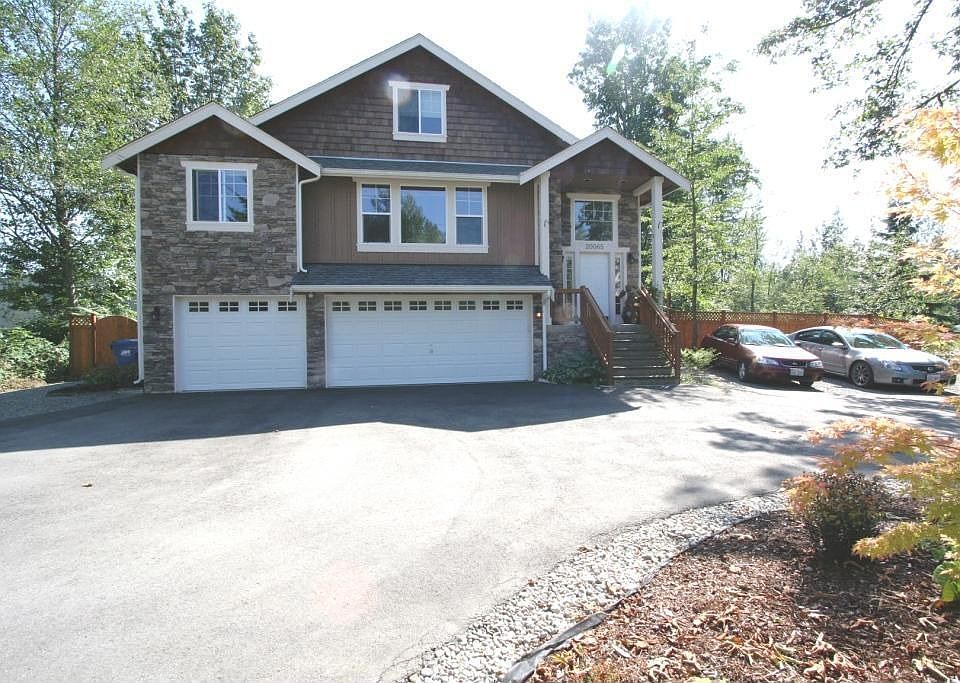 Circular drive with plenty of parking