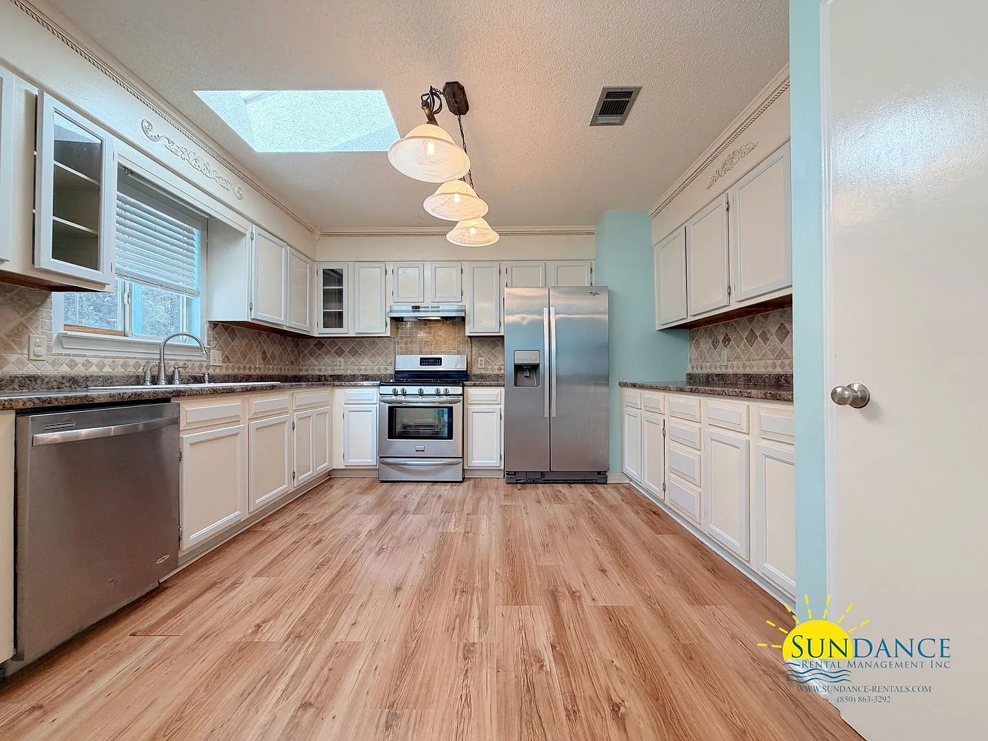 Stunning 3 Bedroom Home in Niceville with Whole-Home Generator! — Photo 4