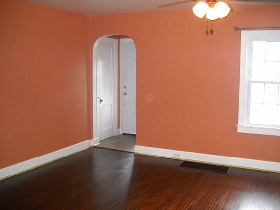 3rd image of 627 Elm St