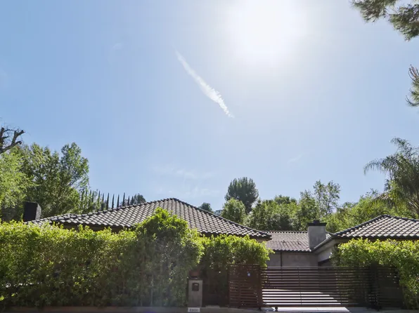 4900 Queen Victoria Rd, Woodland Hills, CA 91364