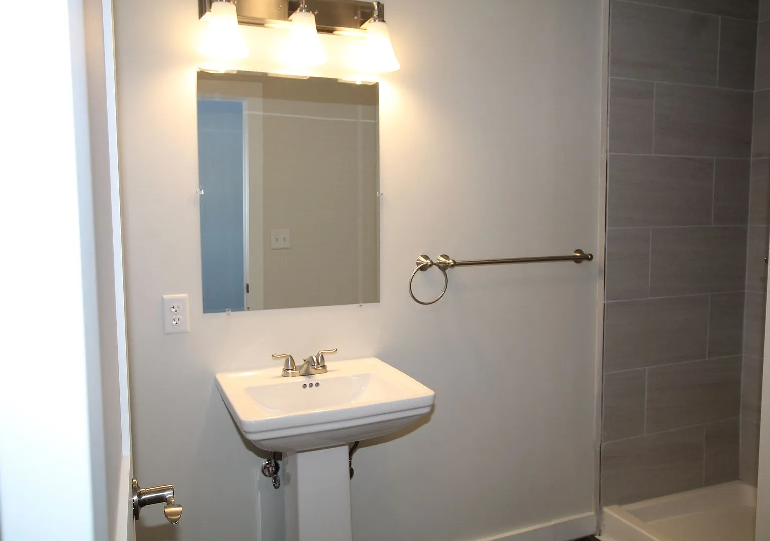 Free 1 Month Rent!! Beautifully Remodeled And Completed 1 Bedroom Apartment — Photo 4