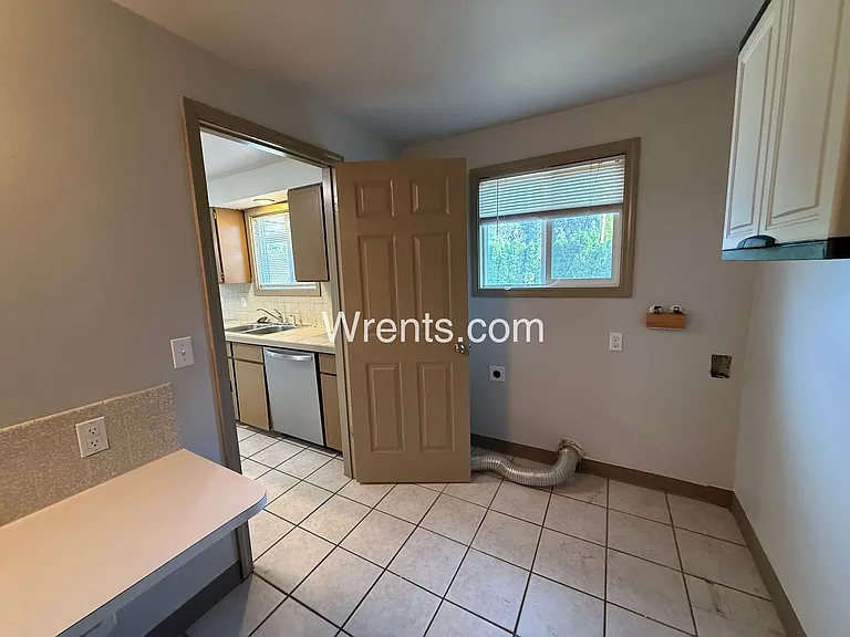 11005-11007 E 32nd Ave — Photo 9