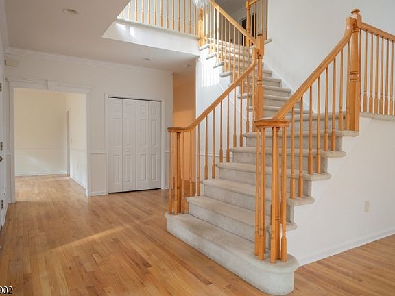 5th image of 31 Louis Dr