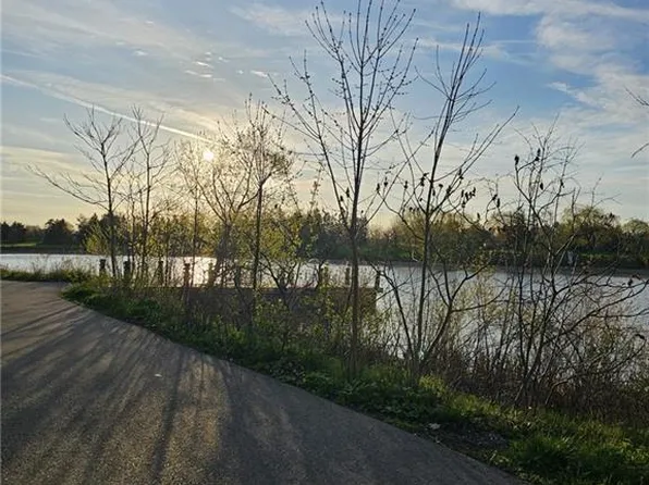 1085 Douglas McCurdy Cmn #111, Mississauga, ON L5G 0C6