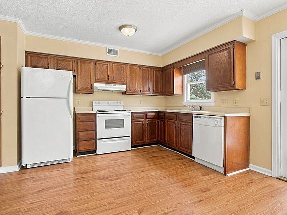 5th image of 134 Oakmont Dr APT 12