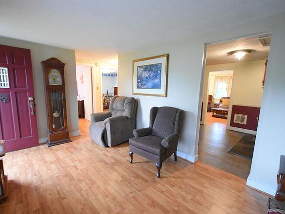 3rd image of 2581 Richmond Hwy