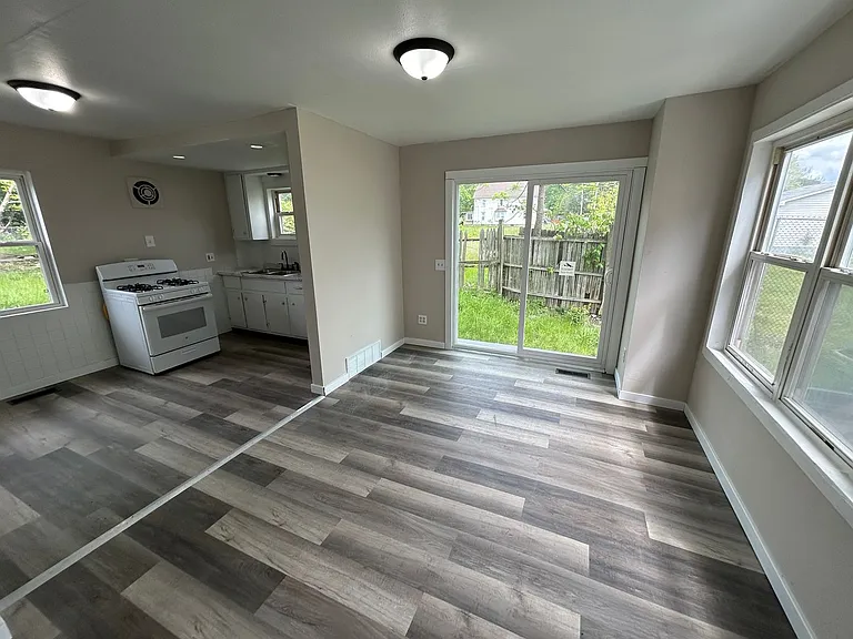 109 Kent Ct — Photo 18
