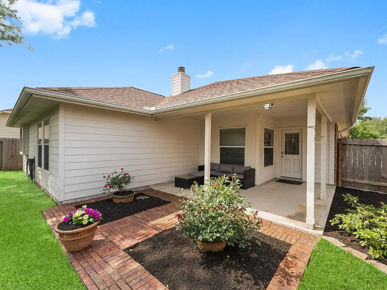3 bed, 2.0 bath, 1669 sqft, $2,100 — Photo 2