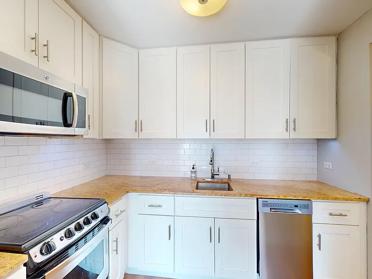 237 E 34th St #1606 — Photo 9