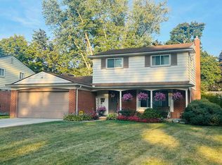 29760 Spring Hill Dr, Southfield, MI 48076