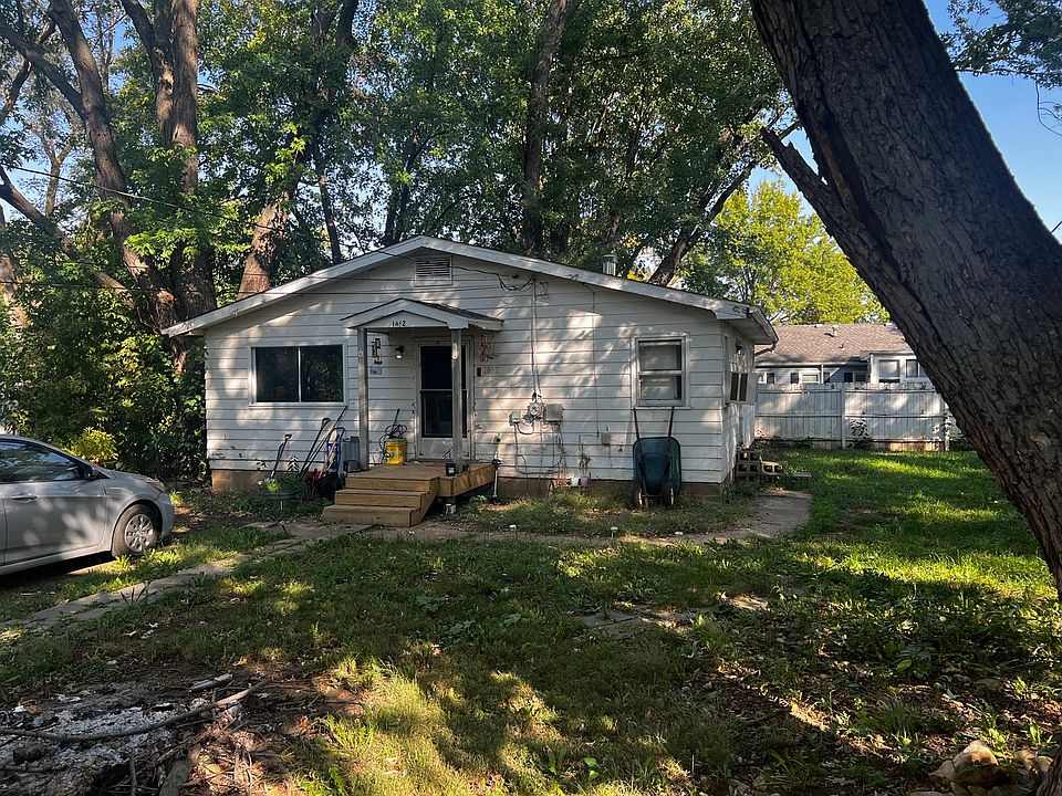 2nd image of 1850 & 1852 W Charles Rd