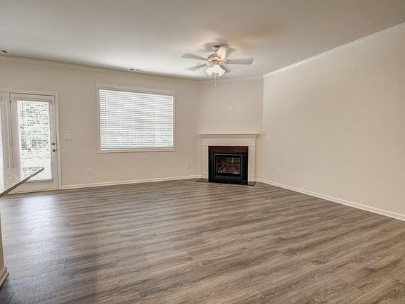 5th image of 722 Woodstock Grove Dr