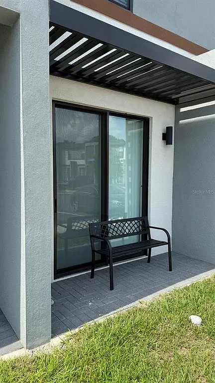 3 bed, 3.0 bath, 1360 sqft, $2,395 — Photo 2