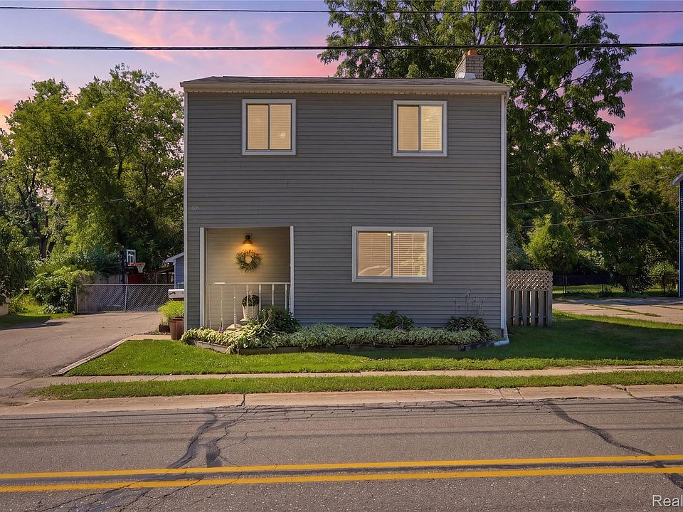 1st image of 572 Atwater St