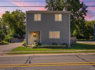 572 Atwater St, Lake Orion, MI 48362