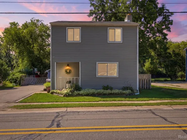 572 Atwater St, Lake Orion, MI 48362