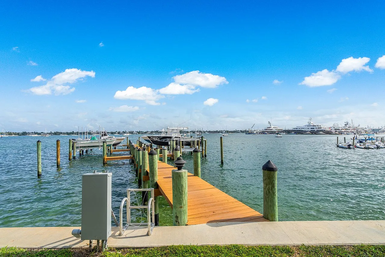 4700 N Flagler Dr — Photo 1