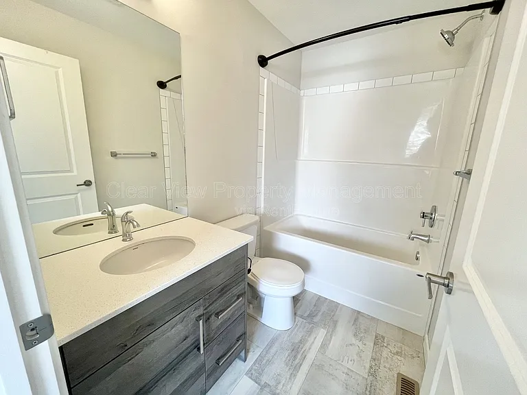 98 Sunridge Blvd W #UPPER LEVEL — Photo 11