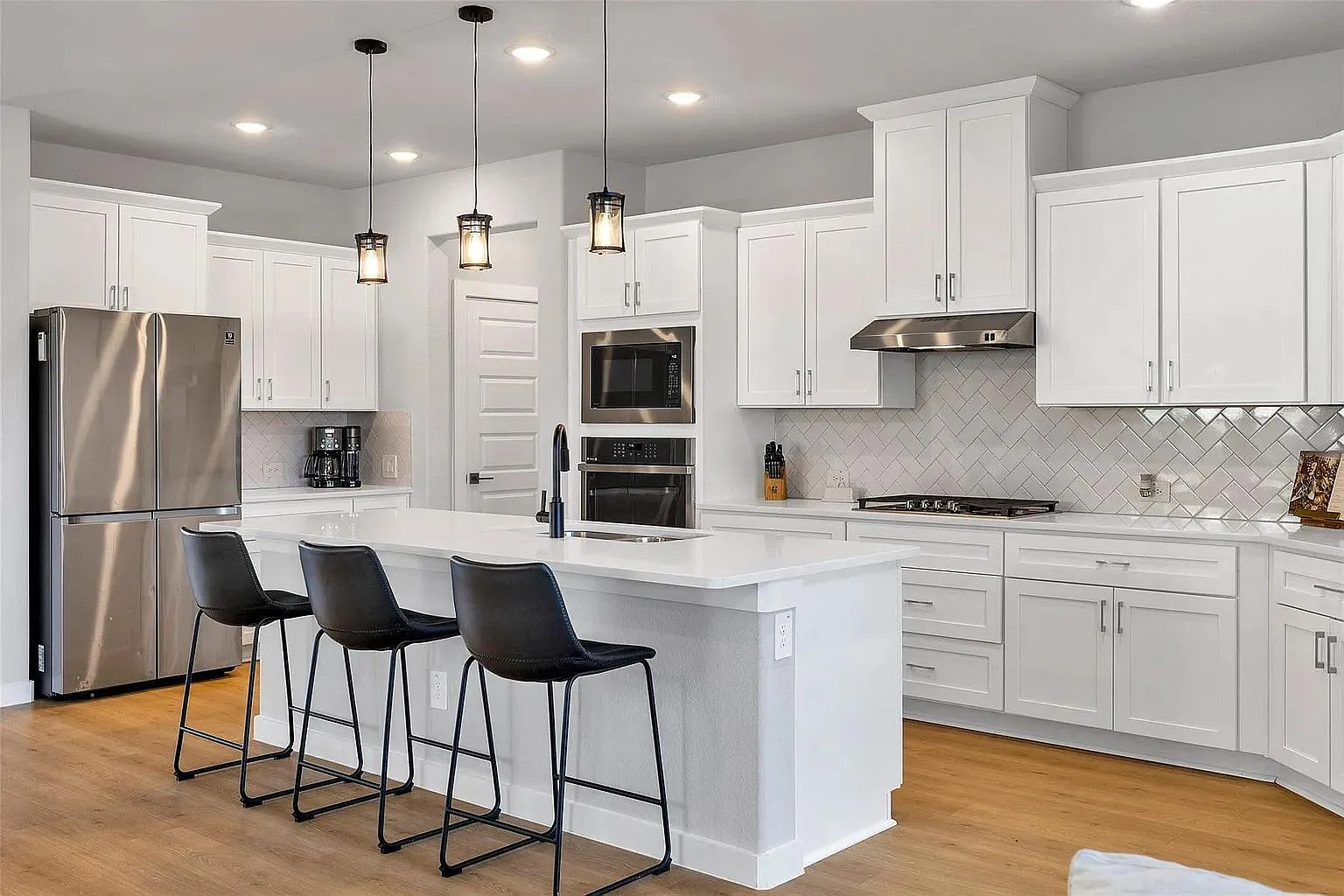 3 bed, 2.5 bath, 2463 sqft, $2,700 — Photo 3