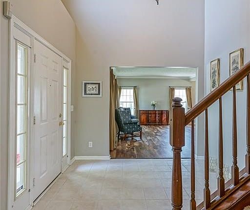 Open Entrance Foyer which is Open on both sides!