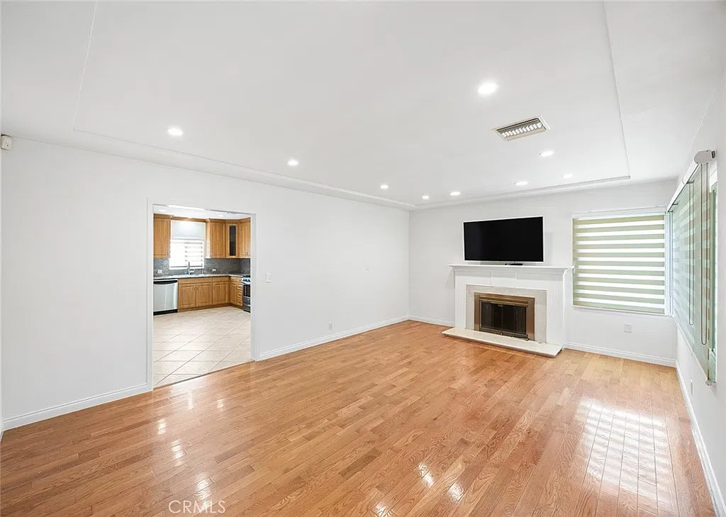 2 bed, 1.5 bath, 1120 sqft, $4,000 — Photo 2
