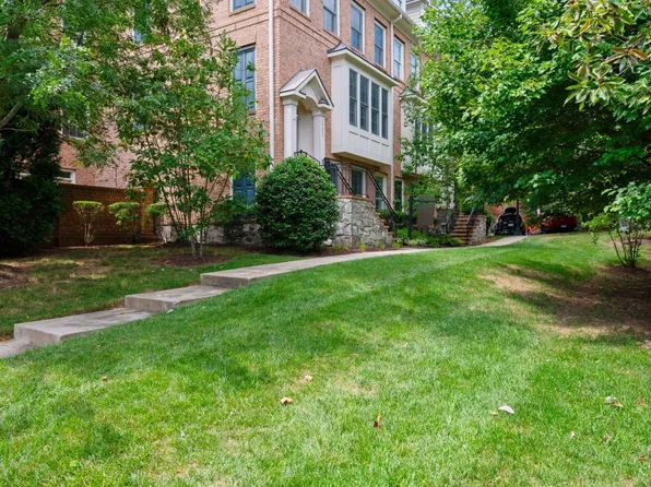 10605 Yorktown Dr, Fairfax, VA 22030