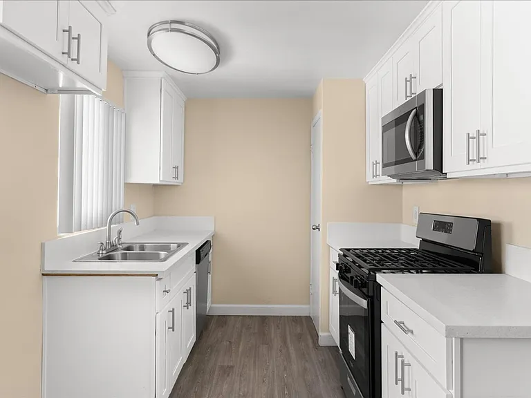 Park View Apartments- Riverside, CA — Photo 11