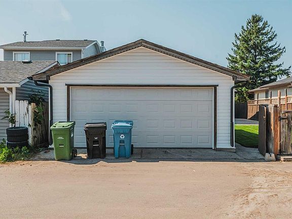 3rd image of 20 S Castlegrove Way NE