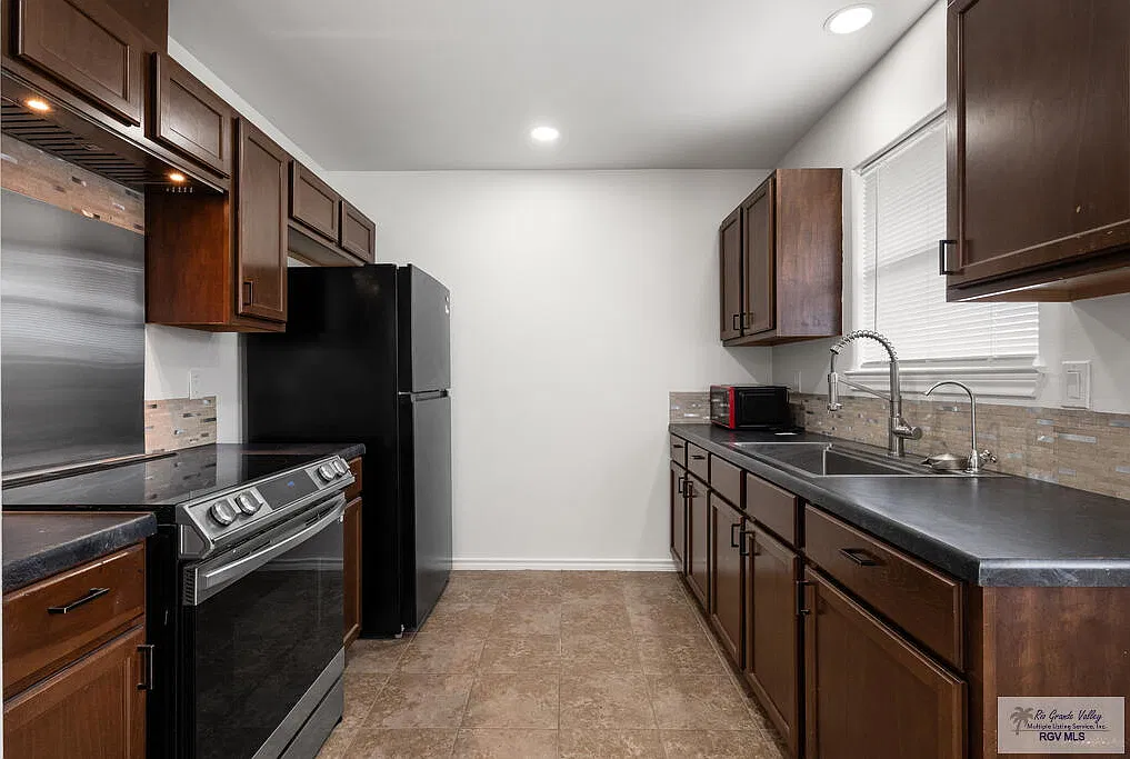 3 bed, 2.0 bath, 1279 sqft, $1,950 — Photo 4